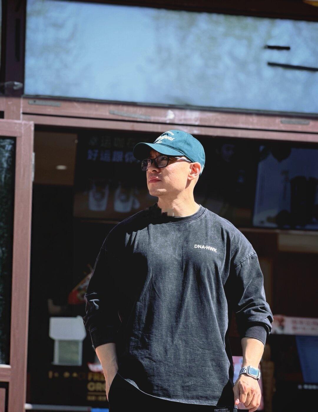 节奏放慢，生活也是
不刻意，不追赶，街头的光影，就是最好的氛围感。
把生活调成喜