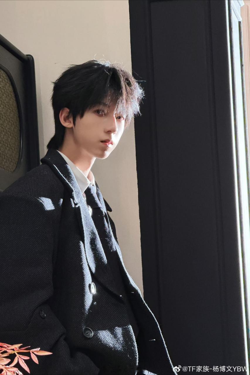 杨博文出现~傀儡操控师在此嘿。。哈。嘿哈。。。呼杨博文 傀儡操控师