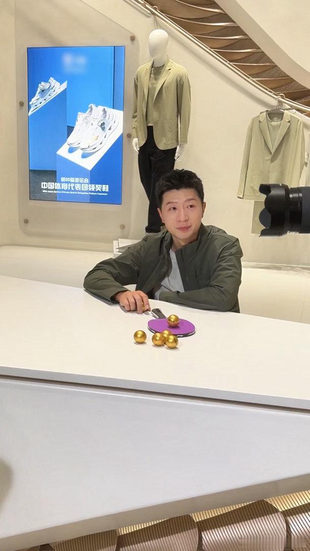 靳东马龙上海街头同框路透💫刷到路透瞬间被惊艳，靳东白衣墨镜化身质感男神，和马龙