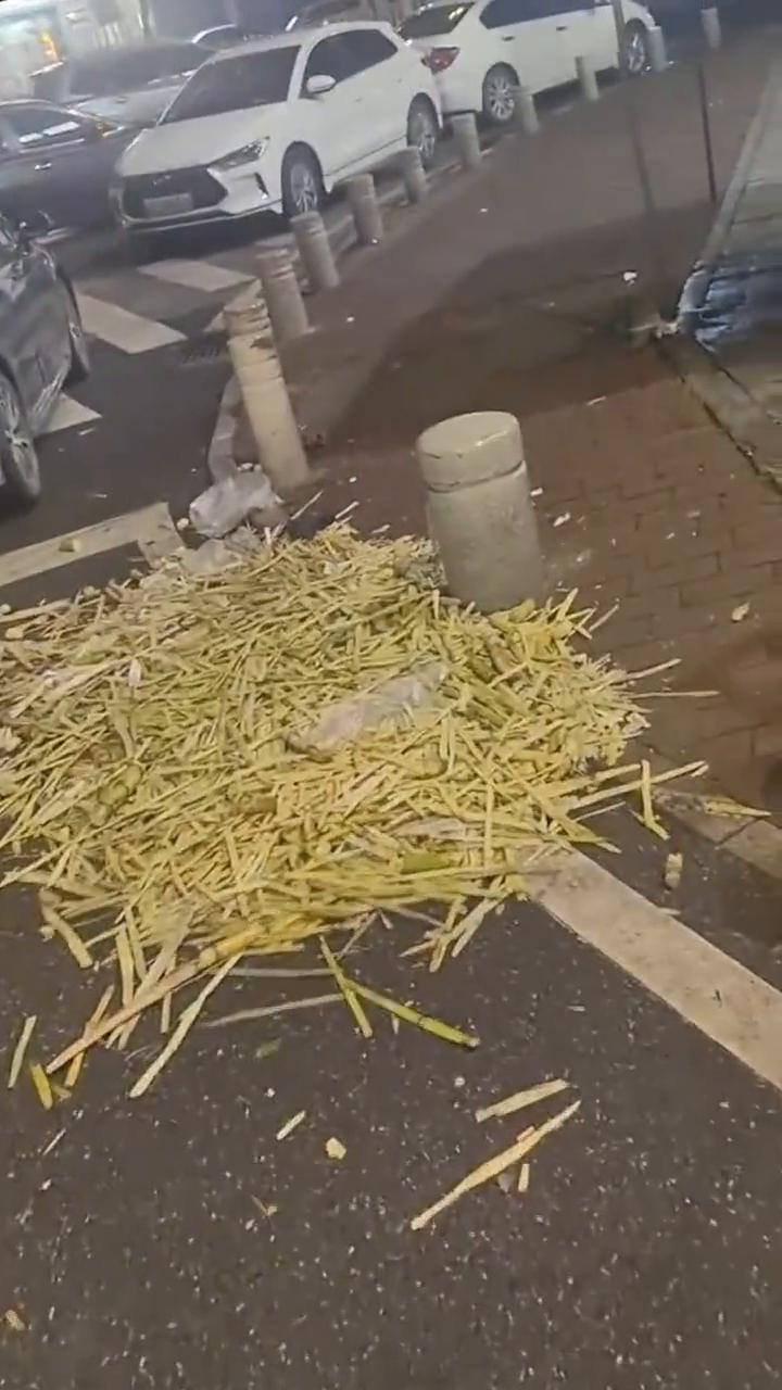皮皮虾神评。
假设你把甘蔗拿了，把纸皮放到甘蔗皮上。