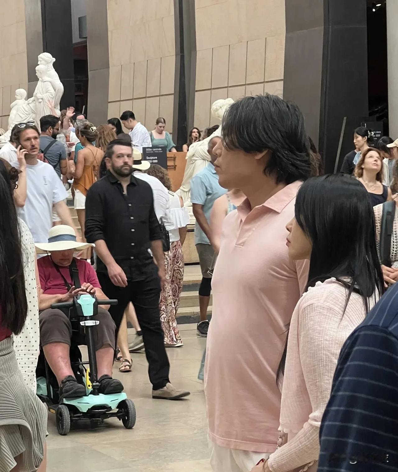 60岁的伊能静和50岁的秦昊，结婚多年，感情不变，他们两个人依然是爱的轰轰烈烈。
