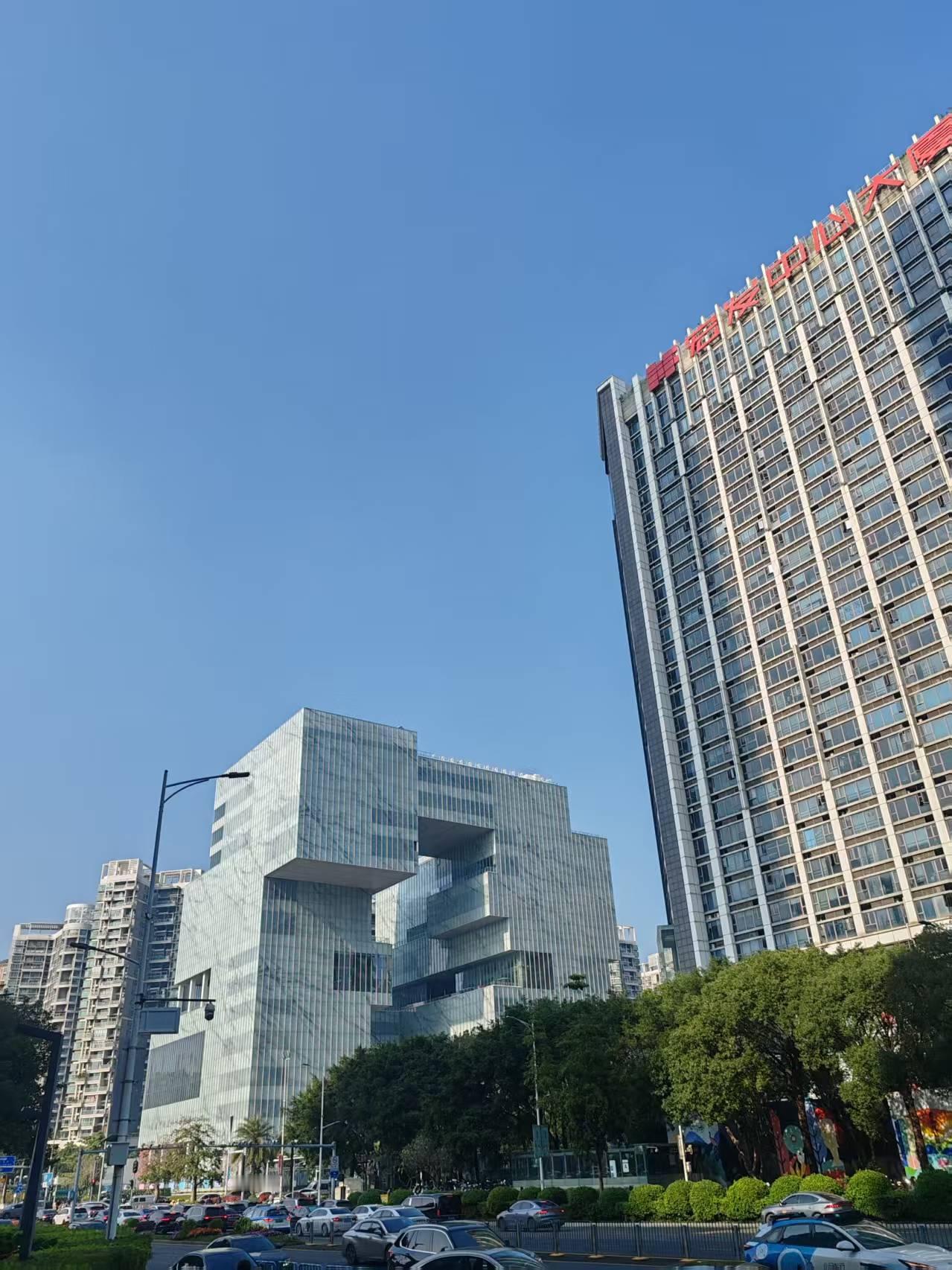 年 GDP 4.98 万亿元在全国排第二。当然深圳也不差，在新兴产业、专利产出、