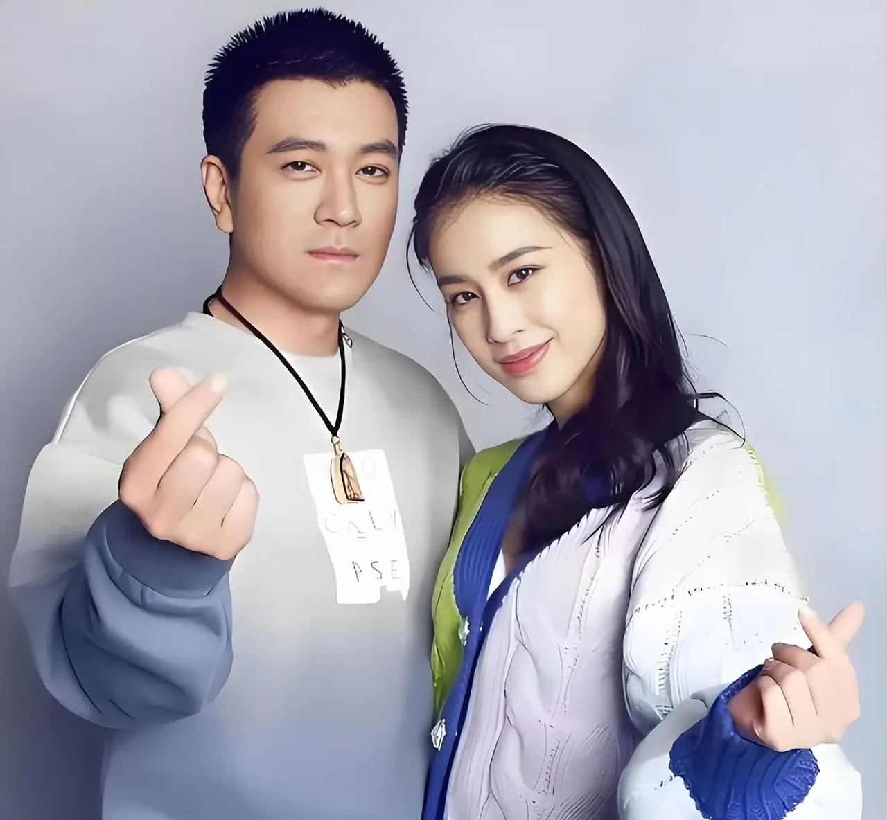 内娱的戏码往往比电视剧还抓马，杨子与黄圣依的这波操作更是堪称“尬演天花板”。前脚