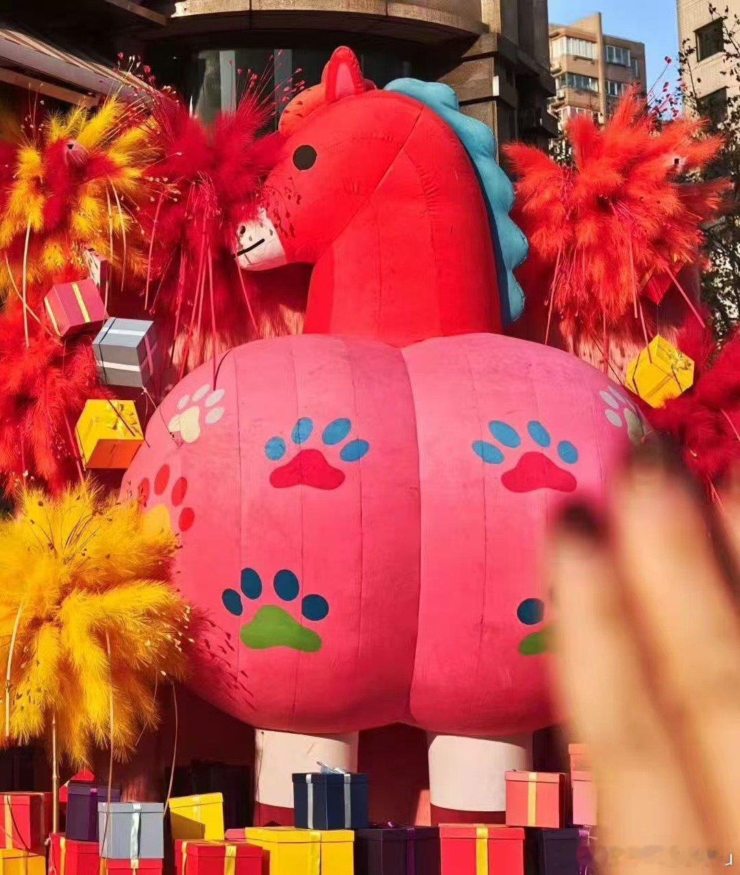 被上海街头的萌趣年味治愈了街头挂满新春装饰，可爱又温馨，带着毛孩子漫步其中，年味