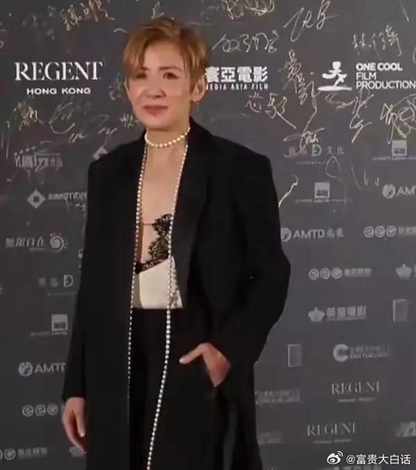 吴君如真是越老越敢穿！😎金发、中空蕾丝装，牵着老公大步流星，气场全开，硬是把乖