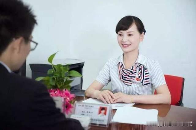 近日，“某银行人均年薪超60万”的消息冲上热搜，评论区瞬间炸锅，无数人痛斥银行人