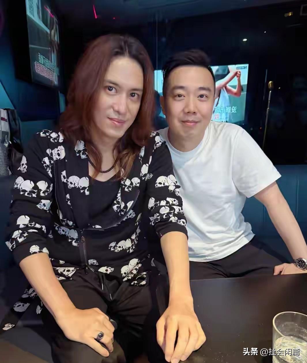 背着黑道太子爷的标签，但他只想拍戏，连巨额的遗产都放弃继承了。

他就是长发飘飘