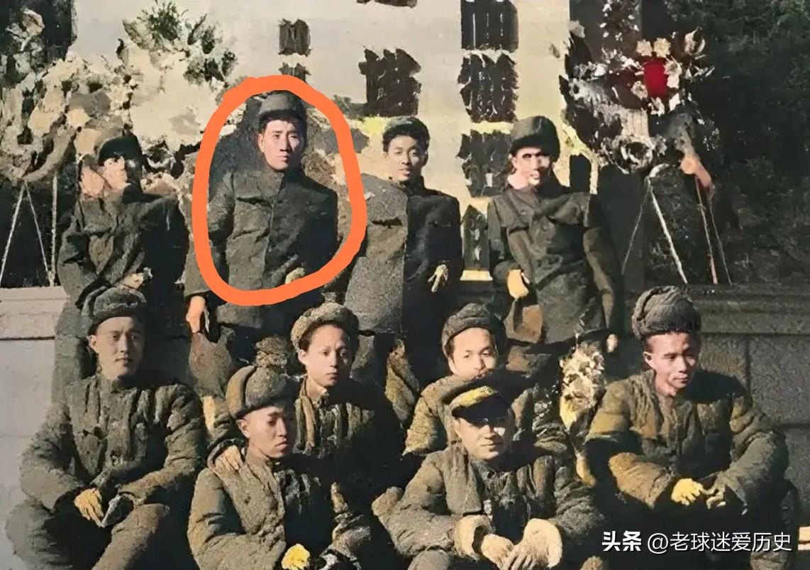 这是毛岸英同志赴朝参战前夕留下的珍贵留影，也是他生前最后一张合影。
画面里毛岸英