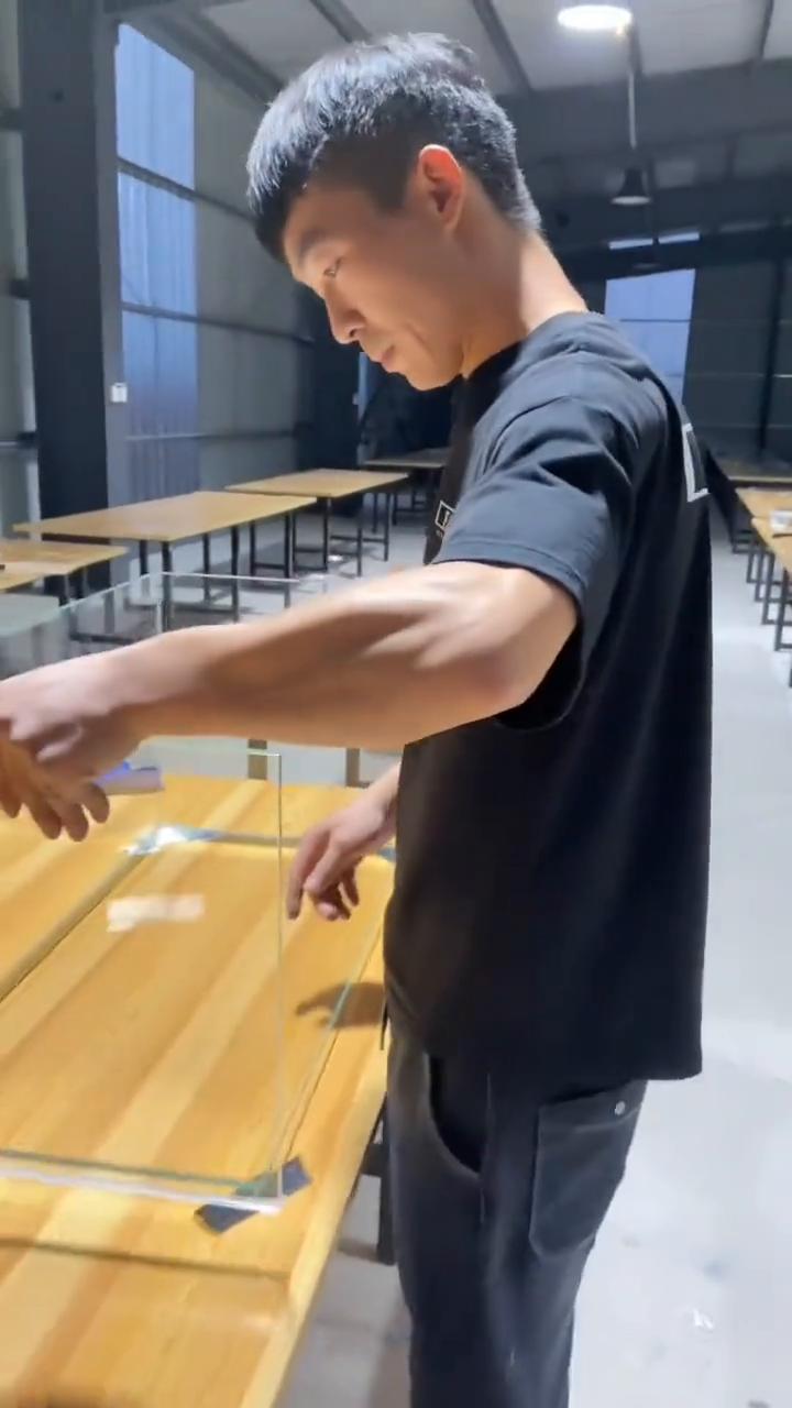 鱼缸到底怎么粘？今天一镜到底给大家看一看粘缸的全过程。
·先把两个大面玻璃的三个