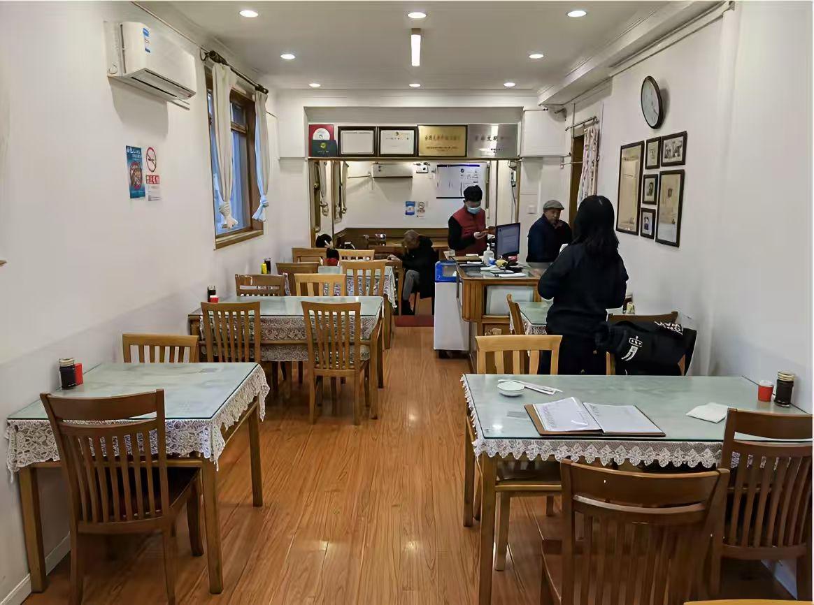 不要和顾客聊天，不要和顾客聊天，切记。生意就是生意，永远不要与同事成为朋友老板和