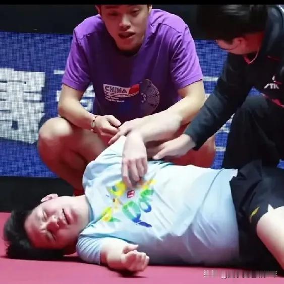 青春无敌：
小石头啊别受伤？
还有任务等你扛。
未来道路还很长，
调整状态不迷茫