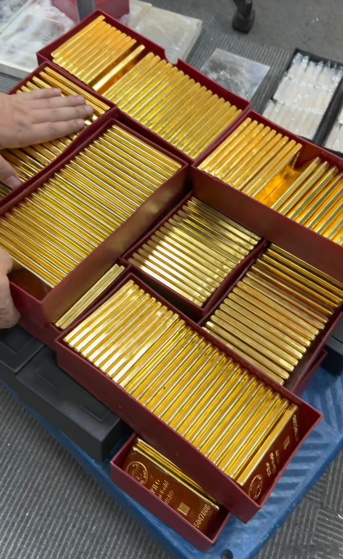 黄金跳水可以上车了吗今日金价我狠你们这些会炒股买黄金的，股票涨那么多说没挣钱，金