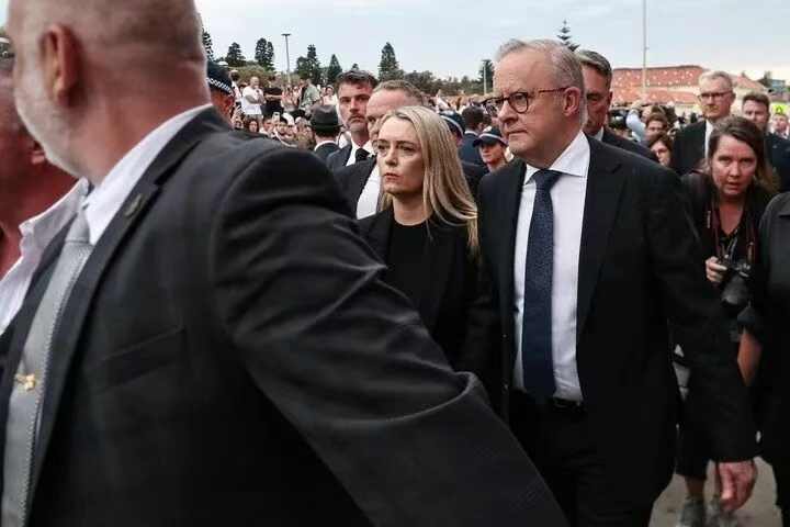 【#澳大利亚总理道歉#】澳大利亚总理阿尔巴尼斯22日就悉尼邦迪滩枪击事件向该国犹