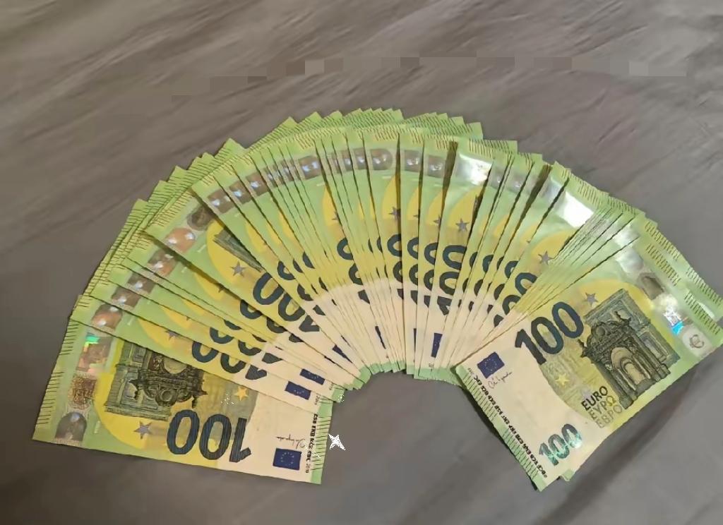 我爸妈离婚已经二十年了，离婚后爸爸就去国外做生意。这次他难得回国，昨天特意约我见