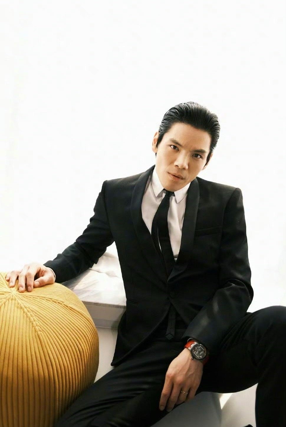 难怪向太会认萧敬腾为干儿子，向佐和萧敬腾傻傻让人分不清，简直不要太像了～ 