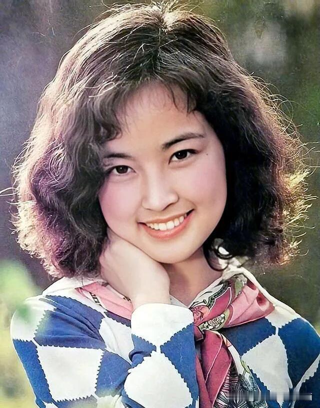 有没有觉得照片中的女演员，有一种美，让人看不透，仿佛眼睛里都有故事。年轻时的她充