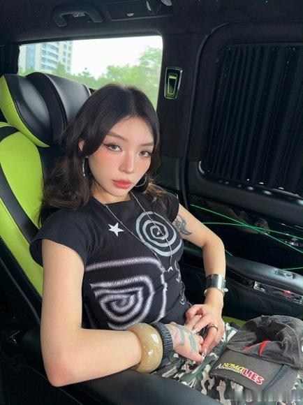 VaVa被指登味重梁源说VaVa的歌登味重真心心疼VaVa，歌词倾诉自身遭遇，却