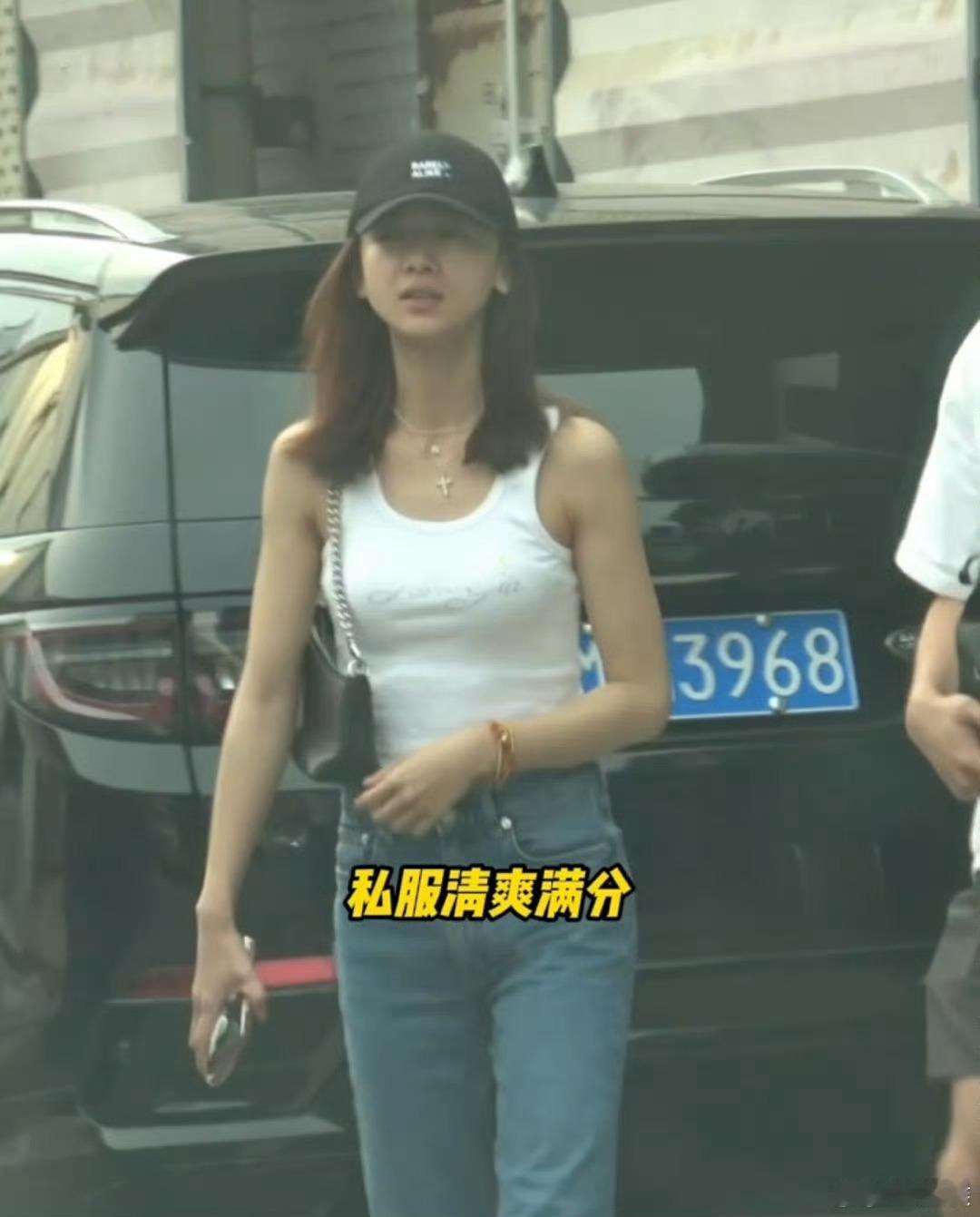 #吴谨言素颜状态# 吴谨言素颜生图都这么耐打，肌肤水嫩，小臂紧致，腰腹线条流畅，