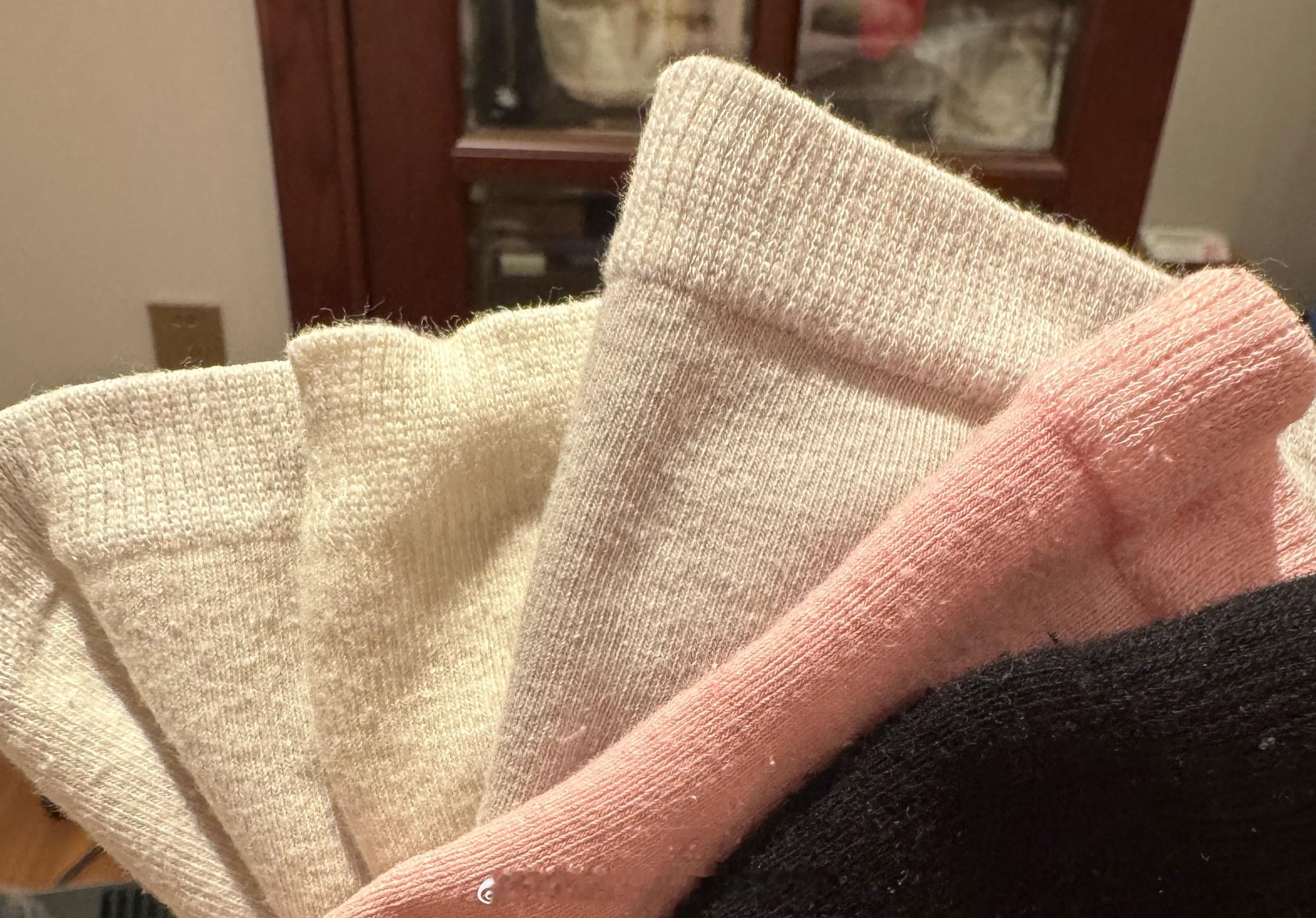 衣柜里翻出来了5只袜子分别是纯白色，米白色，灰色，粉色，黑色全都没配对的这究竟是