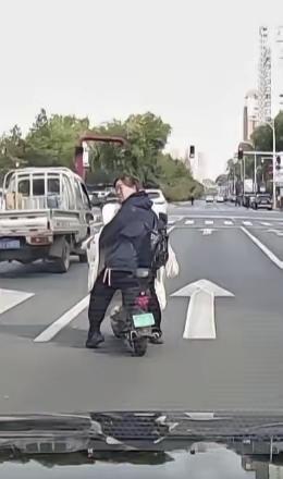 “谁拍视频谁有理？”女子骑车横穿机动车道，后车鸣笛提醒，反被别停，司机无奈下车理