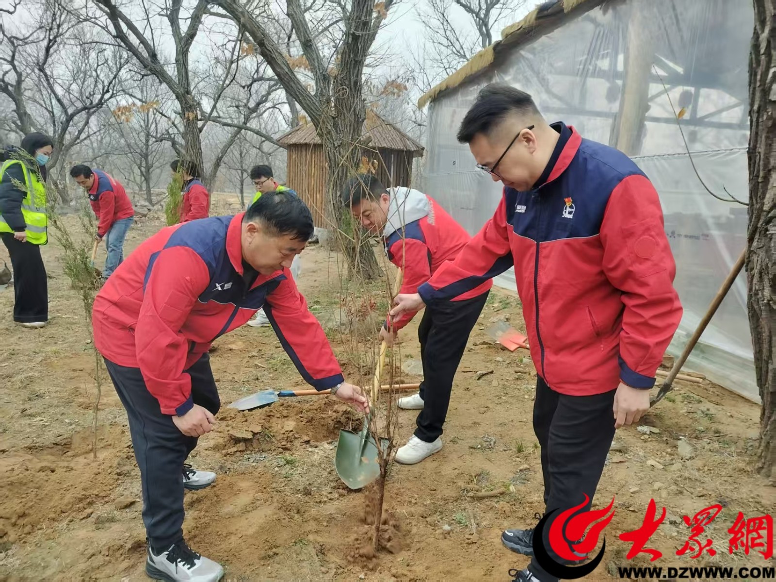 春风添新绿 石化志愿行——中石化临沂分公司开展义务植树活动