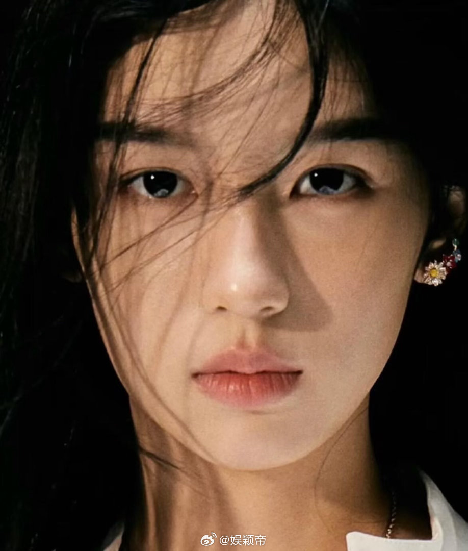 周也下雪封神镜头 周也的美带有疏离感，像隔着一层薄雾看花，朦胧又高级。 