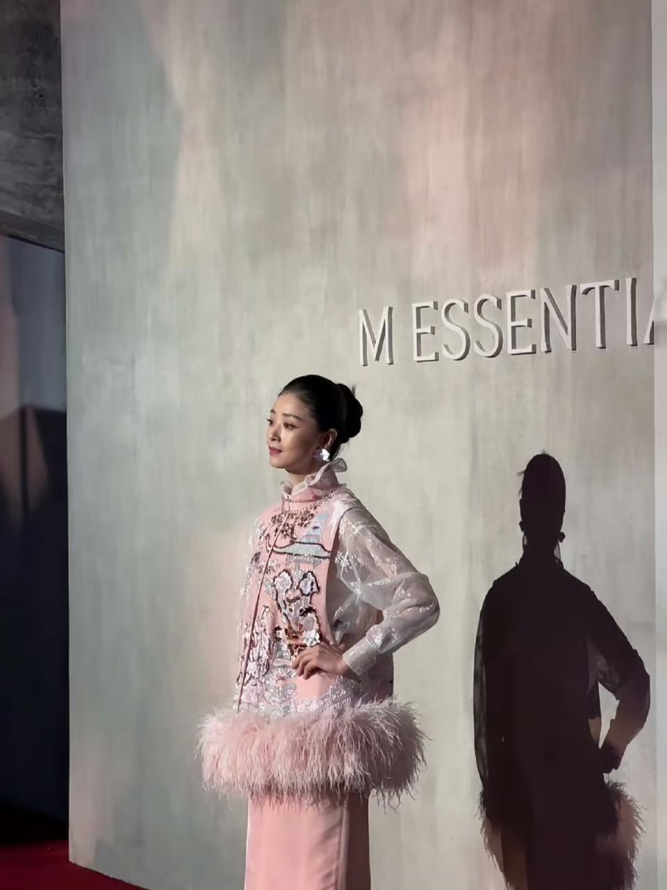 惠英红 蒋欣不止是华妃造型丑哭了。女明星纷纷穿着这种满清特色的衣服，用“新中式”