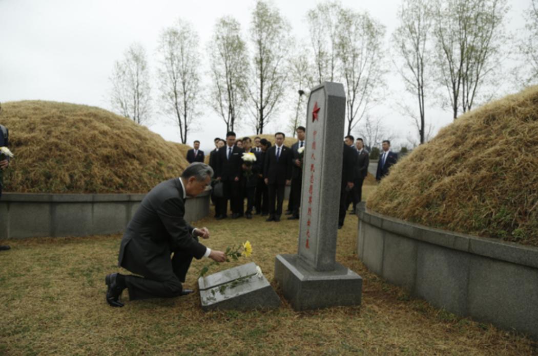 王毅外长访问朝鲜，单膝跪地冒雨祭拜中国人民志愿军烈士，令人动容。

4 月 10