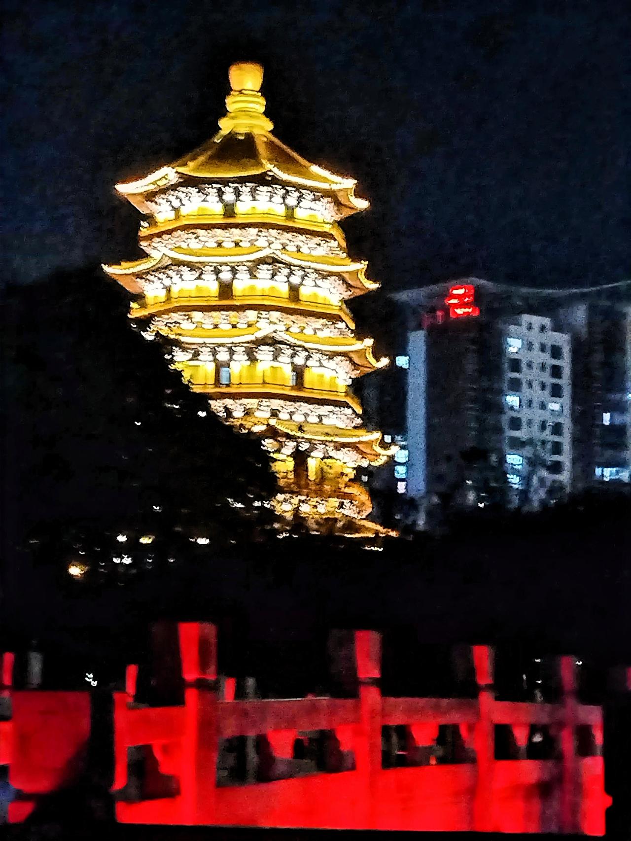 灯火阑珊之际，古塔映衬着夜空。在那宁静的夜色中，古塔仿若一位缄默的老者，静静地矗