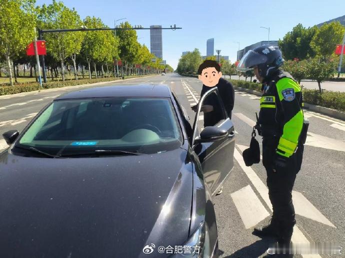 【#车子抛锚路中央巡逻铁骑来帮忙#】10月4日，正在执行巡逻任务的安徽铁骑巡逻三