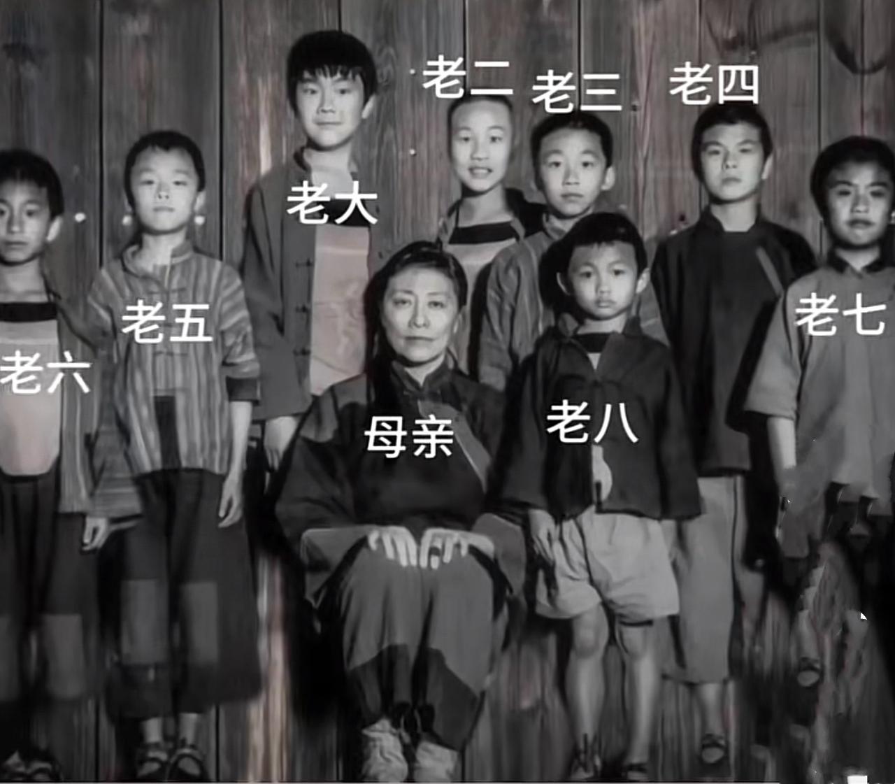 下图是杨荣显妻子和八个儿子的合影，照片中的八子参军后全部牺牲，也因此，杨荣显家被