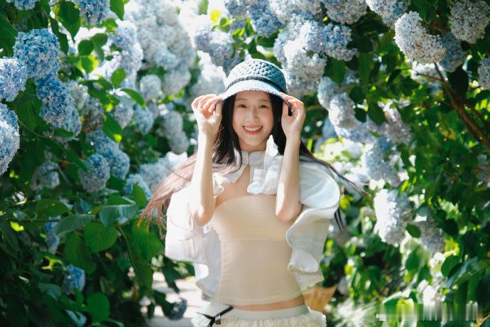 包上恩绣球花少女好清纯 包上恩这组绣球花写真太戳心，笑起来的清纯感绝了，和盛放的