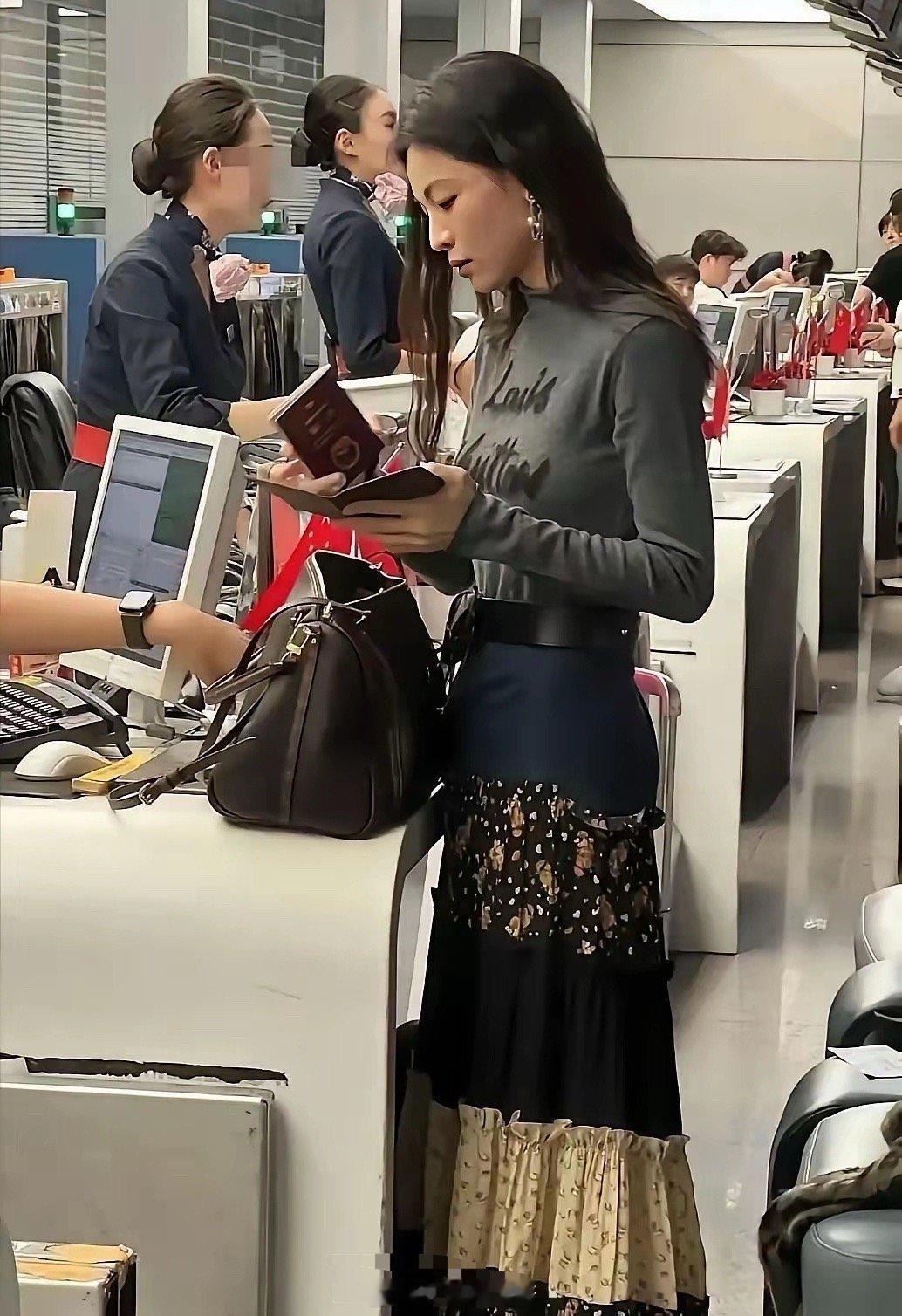 怪不得这么多男明星和她传过绯闻，现实中确实惊为天人。 