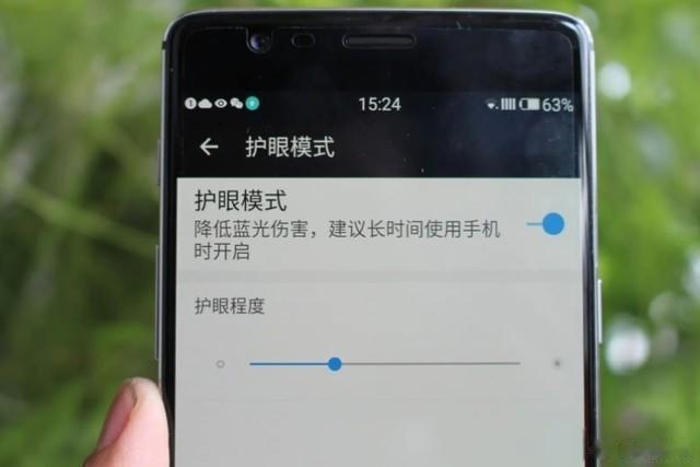 #长时间用手机如何避免伤眼# 无论是LCD屏幕还是OLED屏幕，长时间玩手机肯定