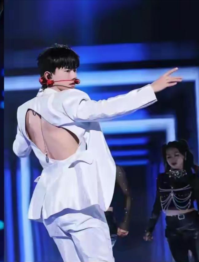 天呐，衣服漏个大洞，大明星都混到这个地步了吗？