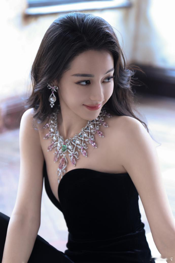 迪丽热巴对镜花絮照  迪丽热巴对镜四宫格  迪丽热巴的对镜四宫格花絮照，每一张都