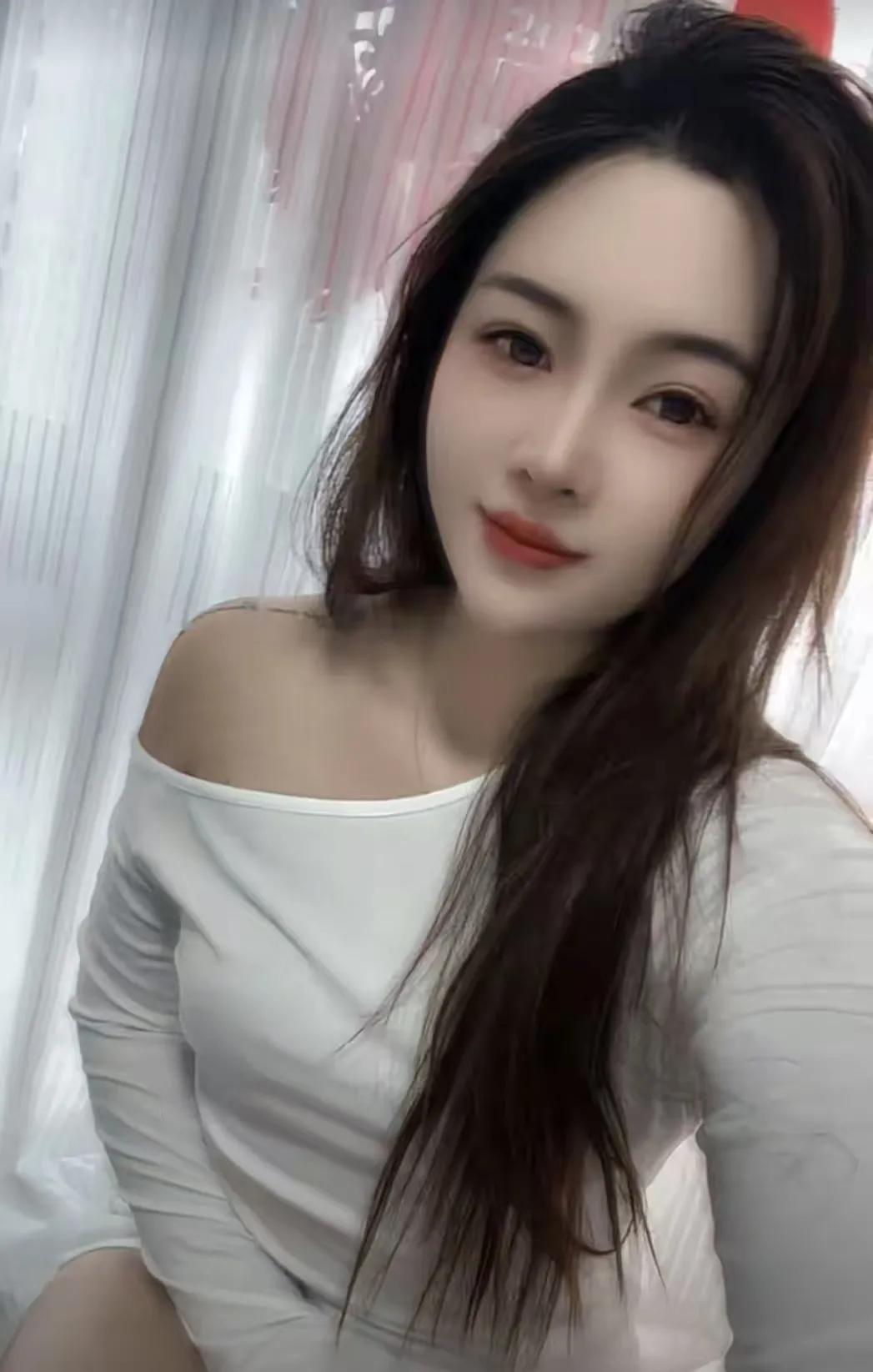 一个91年的男子，今年34岁，自认为一事无成，一无所有。他的性格内向，社恐让他显