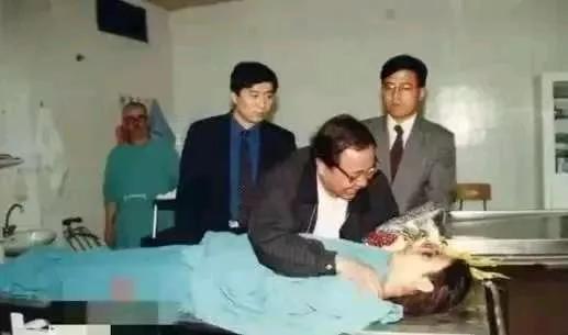 1999 年，牺牲的记者朱颖，她已经没有了生命的体征，静静地躺在冰冷的手术台上！