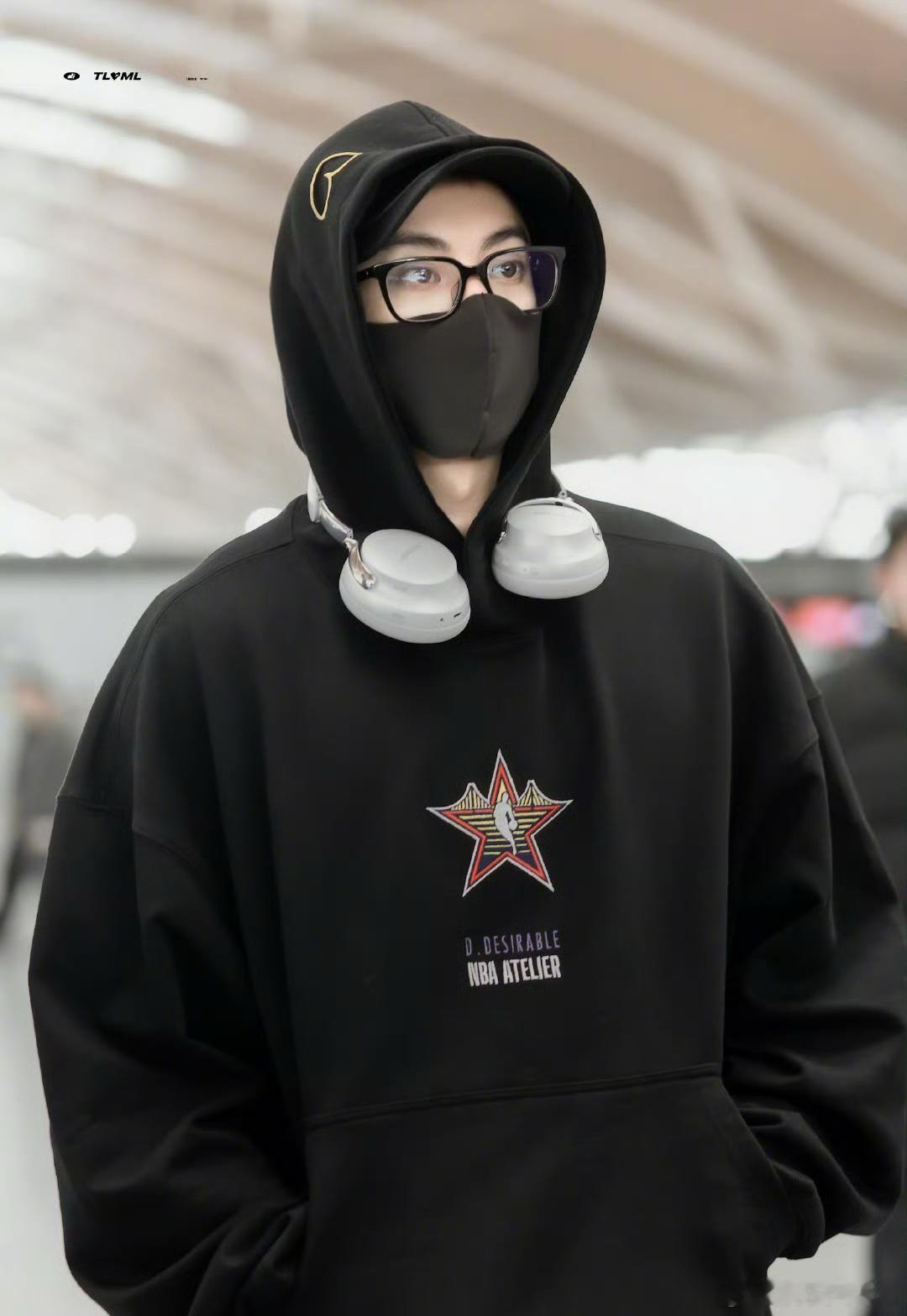 王鹤棣NBA名人赛出发，这私服搭配也太帅了 