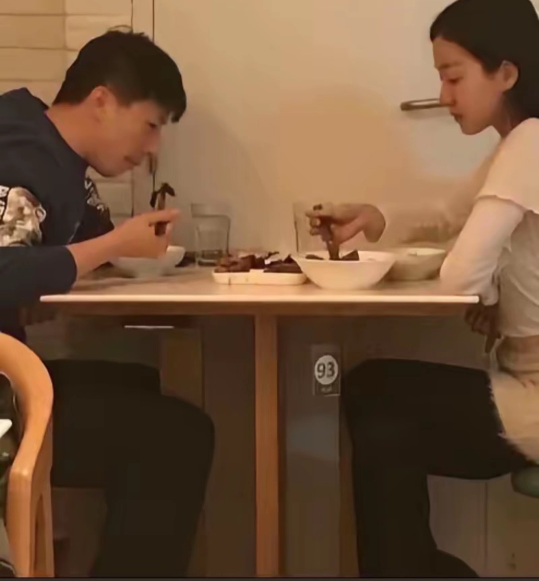 突然就笑出声了，马龙的配电室爱情