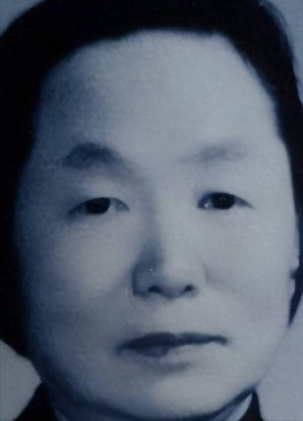 1937年，地主王学文发现一20岁女兵躺在家门口，见四下无人，他一下将女兵扛到了