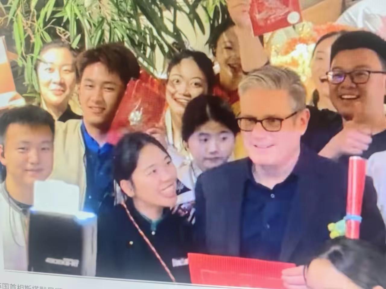 英国首相没想到，到北京就收到了女孩送的一份大礼！
        网红餐厅欢迎英