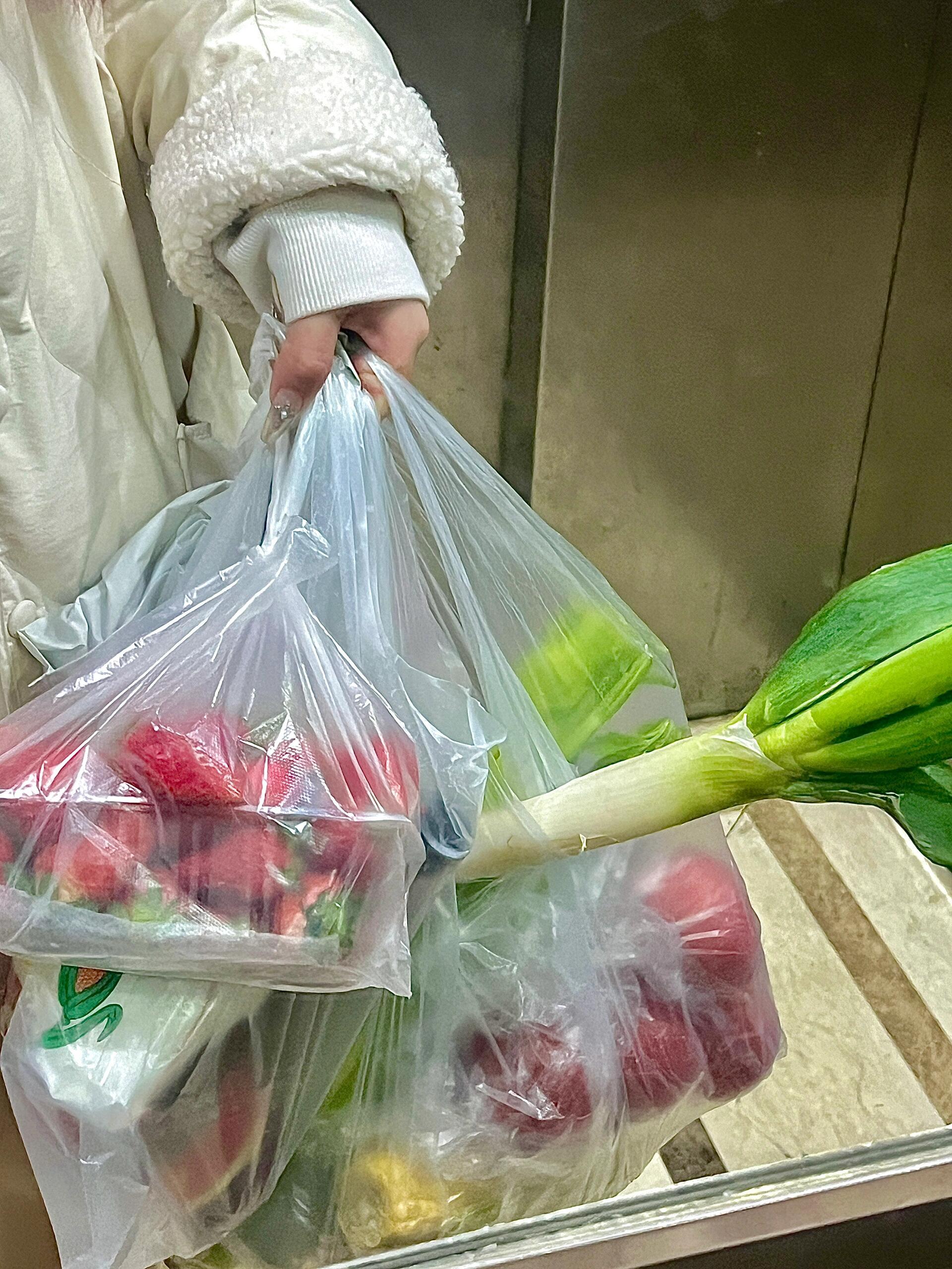 逛逛菜市场 提一袋烟火气回家难得的早下班难得有时间去买菜，感慨菜菜们这么好看干干