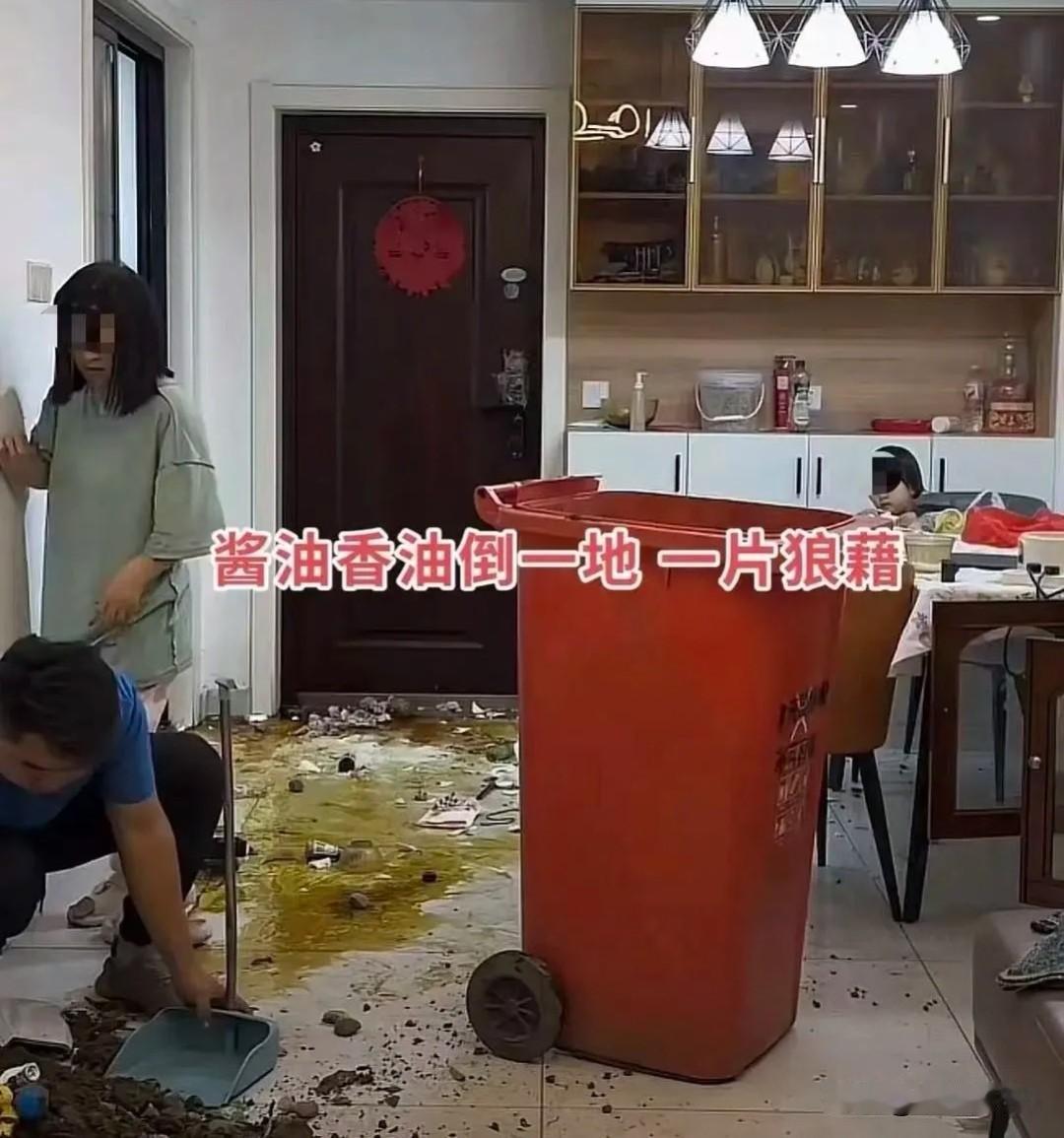 男子为娃复婚仅三月，家中被妻子砸得无处下脚。
 
安徽一对夫妻此前因女方常年懒散