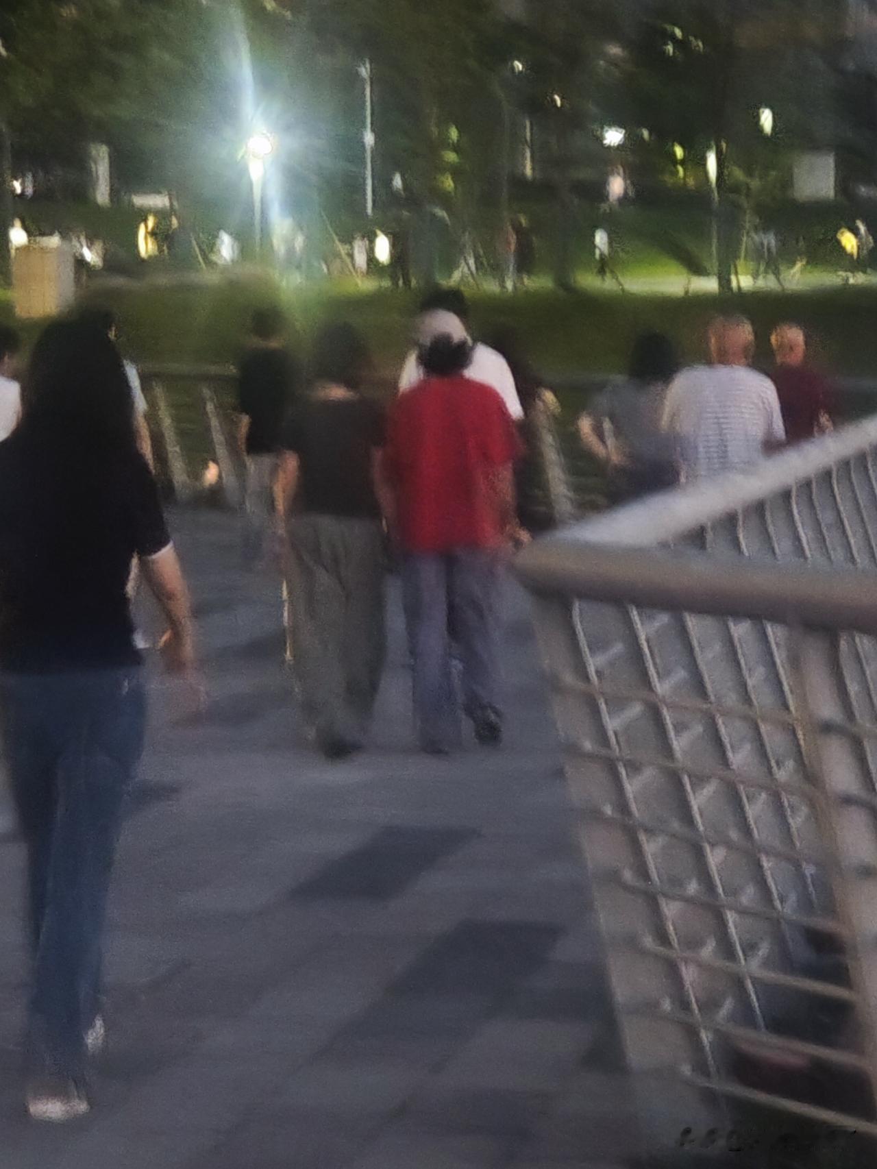 不知道为什么？
两个男生这样
一定被骂死
但两个女生
就不一样了
不仅没人骂
还