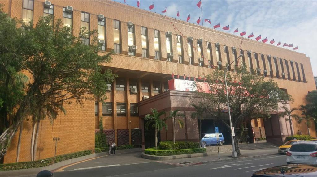 京华城法务陈俊源忘了捐30万过程 前高检主任批检察官"荒腔走板"。上周，台北地方
