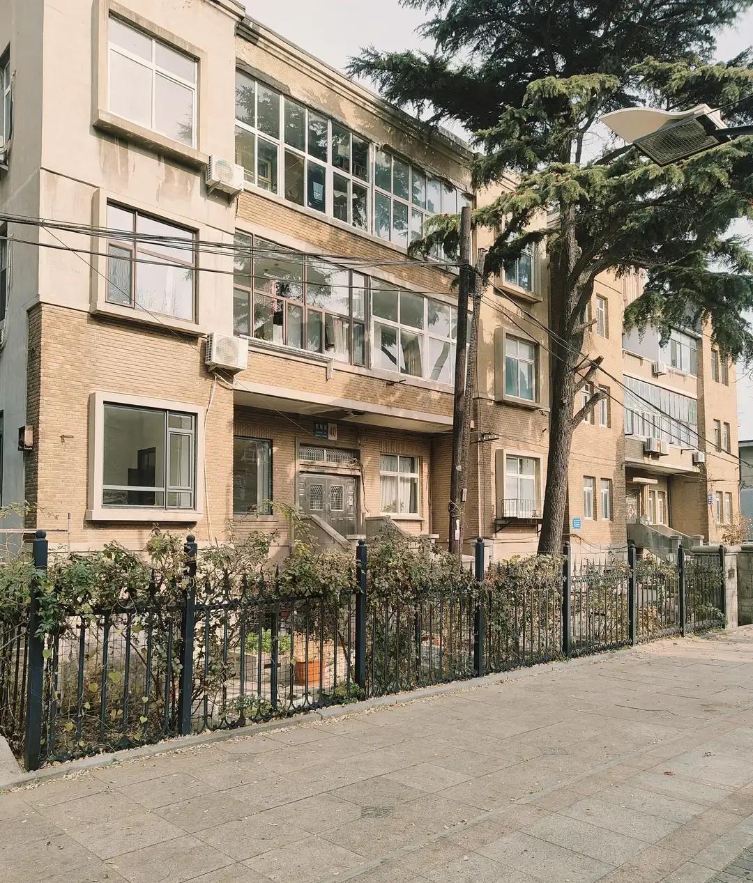 大连枫林街40号，这栋不起眼儿的楼，曾住过中国科学院院士钱令希教授。钱令希院士曾