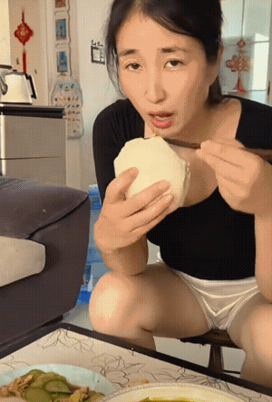 女子吃饭时一时兴起，玩起了杂技，厉害！