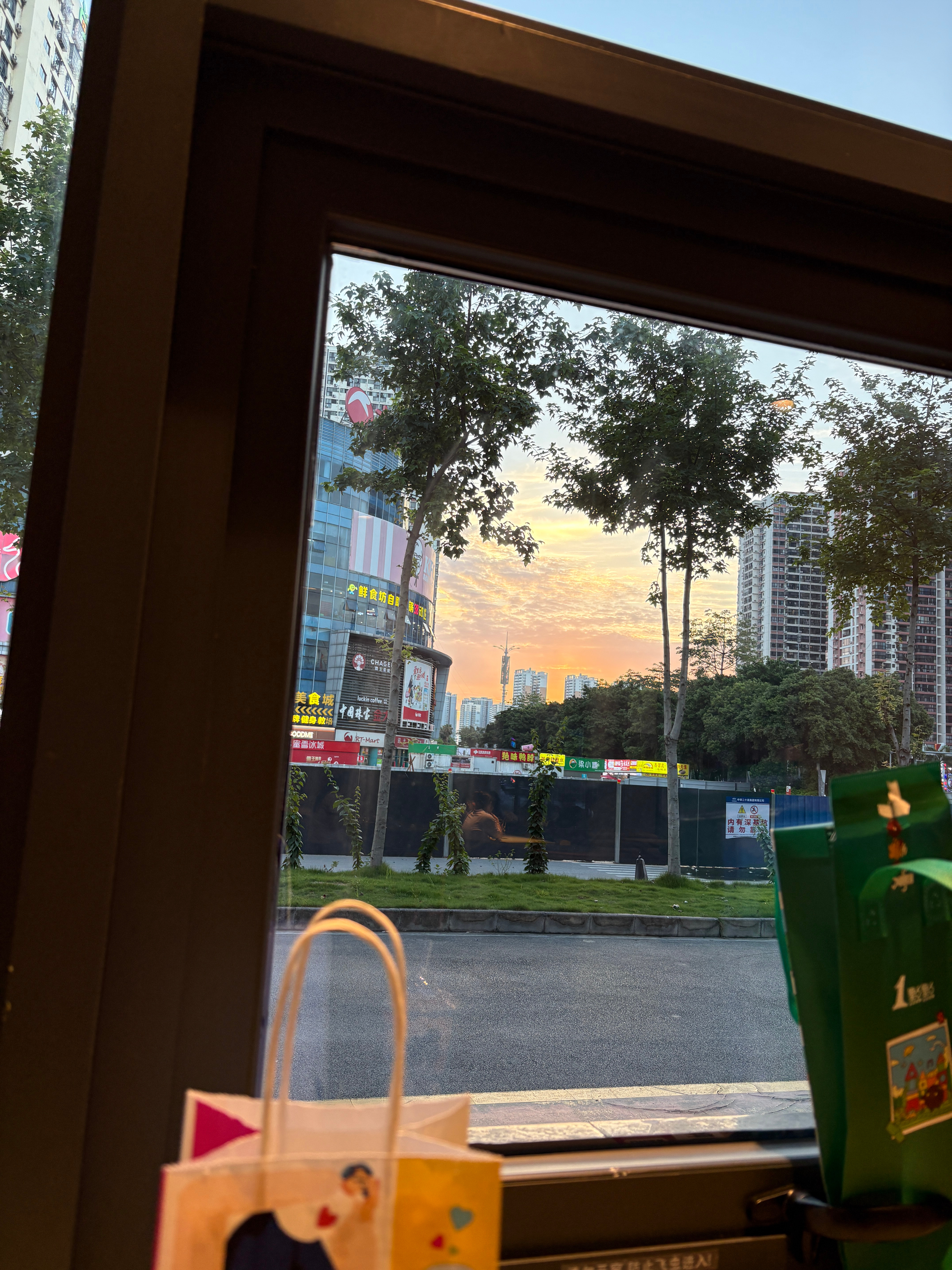 我想要很多很多爱，不可以的话，一点点也可以，古茗也可以，茶百道也可以，蜜雪冰城也