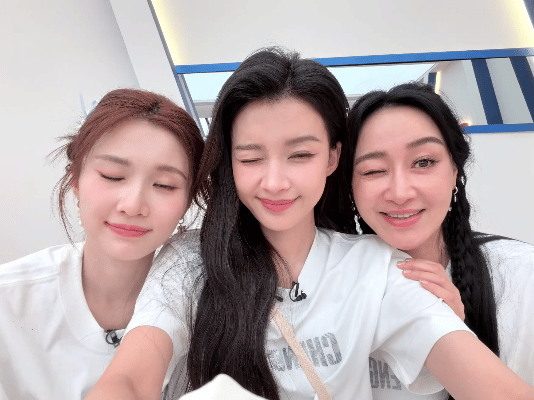 孙怡晒与张慧雯赵子琪合照  真的被这组合照治愈到！孙怡张慧雯赵子琪站在一起就超和